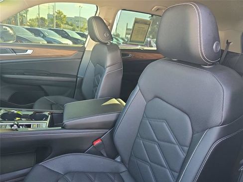 Used 2024 Volkswagen Atlas SE w/ Black Wheel Package FWD image 17