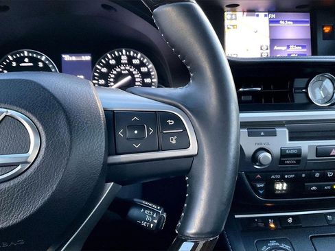 Used 2016 Lexus ES 350 w/ Navigation System Package image 11