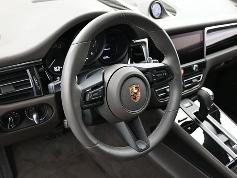 Certified 2025 Porsche Macan AWD/4WD image 17