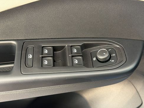 Certified 2025 Volkswagen Taos SE FWD image 23