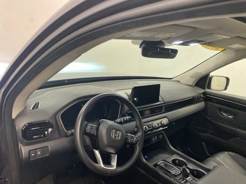 Certified 2025 Honda Pilot Touring image 7