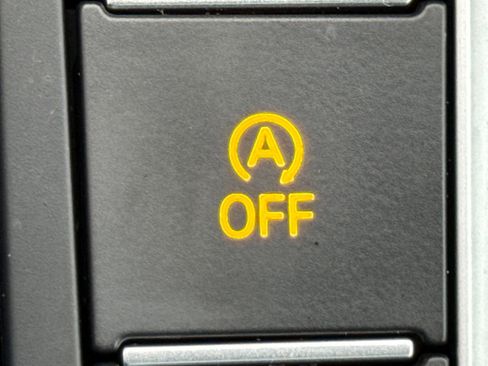 Certified 2025 Volkswagen Jetta SE w/ Sunroof Package image 31