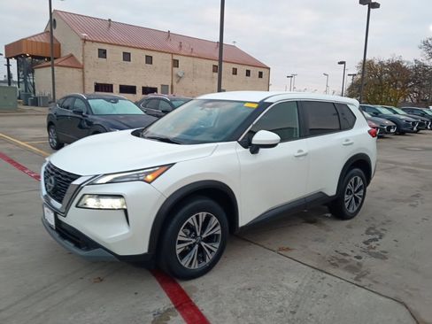 Used 2023 Nissan Rogue SV image 1