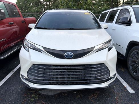 Used 2021 Toyota Sienna XLE FWD image 2