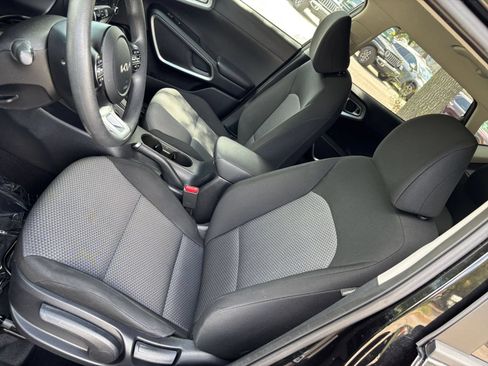 Used 2025 Kia Soul LX w/ LX Technology Package FWD image 34