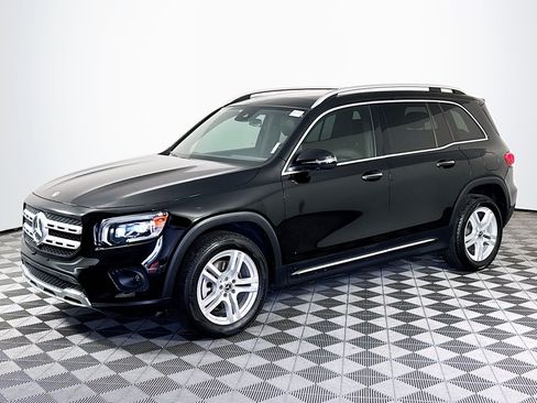 Used 2023 Mercedes-Benz GLB 250 w/ Premium Package image 4