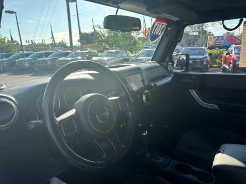 Used 2017 Jeep Wrangler Sahara w/ Connectivity Group AWD/4WD image 12
