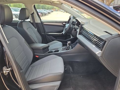 Used 2025 Volkswagen Jetta SE FWD image 31