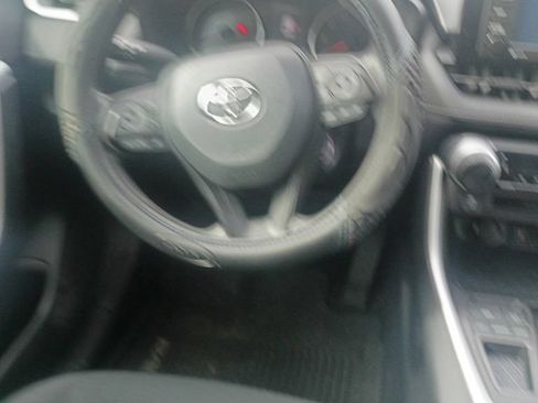 Used 2020 Toyota RAV4 LE FWD image 7