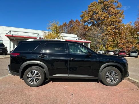 New 2025 Nissan Pathfinder SL image 1