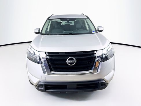 Used 2025 Nissan Pathfinder SV FWD image 3