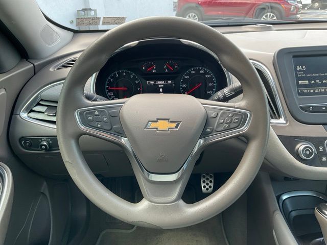 Used 2017 Chevrolet Malibu LT FWD image 3