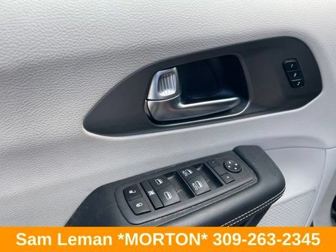 Used 2022 Chrysler Pacifica Touring-L FWD image 11