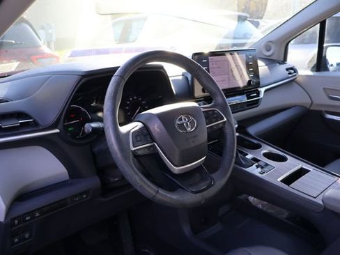 Used 2023 Toyota Sienna XLE w/ XLE Plus Package AWD/4WD image 8