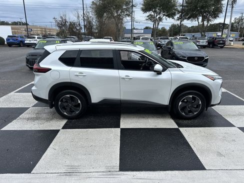 Used 2024 Nissan Rogue SV w/ SV Premium Package image 3
