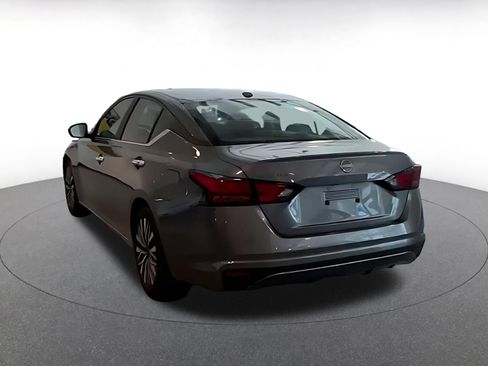 Used 2025 Nissan Altima 2.5 SV FWD image 9