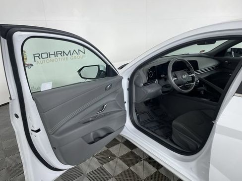 Used 2025 Hyundai Elantra SEL image 18