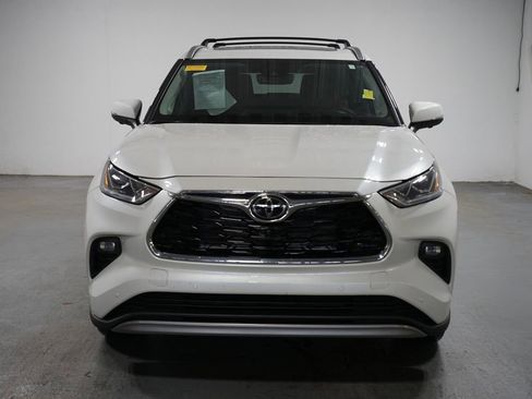Used 2025 Toyota Highlander Limited AWD/4WD image 2