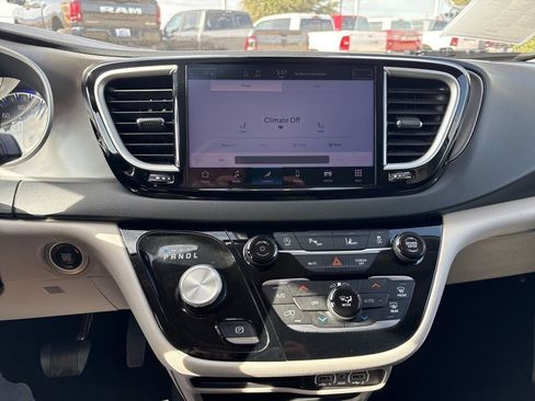 Used 2024 Chrysler Pacifica Touring-L image 32