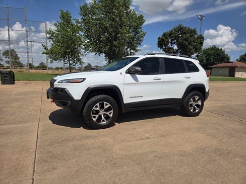Used 2014 Jeep Cherokee Trailhawk w/ Comfort/Convenience Group AWD/4WD image 2