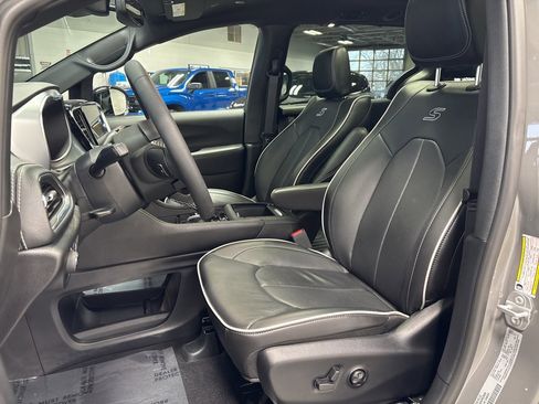 Used 2025 Chrysler Pacifica Limited image 11