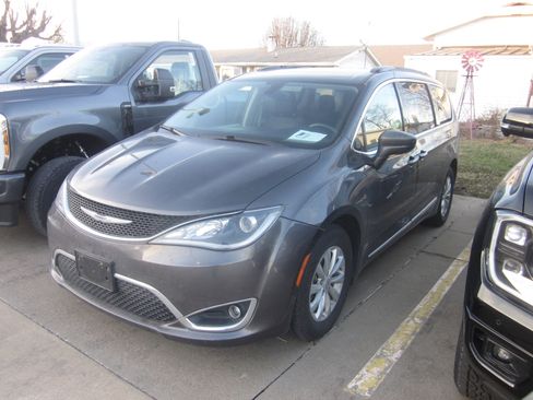 Used 2017 Chrysler Pacifica Touring-L image 3