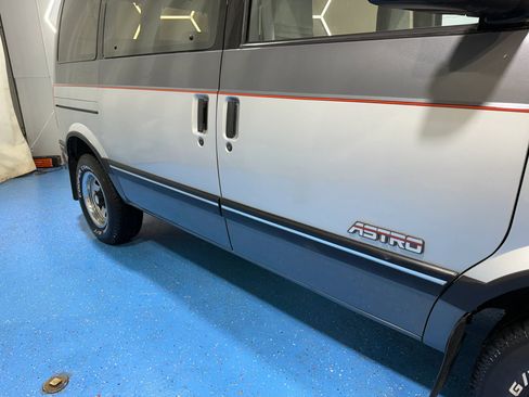 Used 1990 Chevrolet Astro LT image 17