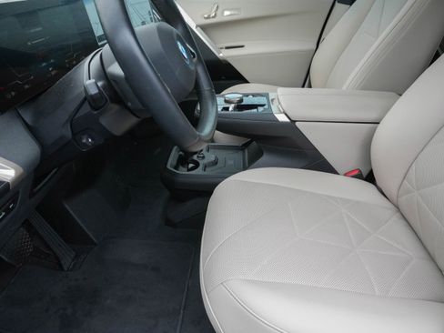 Used 2024 BMW iX xDrive50 w/ Premium Package image 9