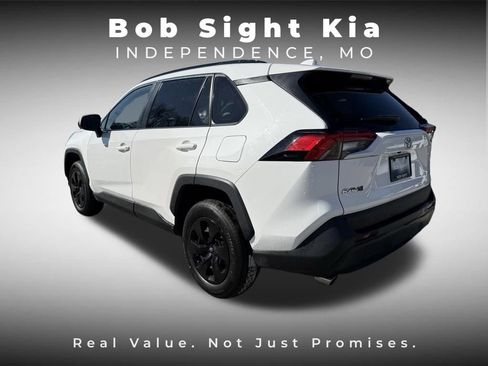 Used 2021 Toyota RAV4 LE image 9