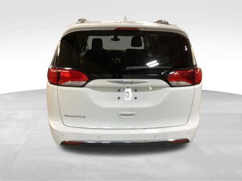 Used 2019 Chrysler Pacifica Touring-L image 6