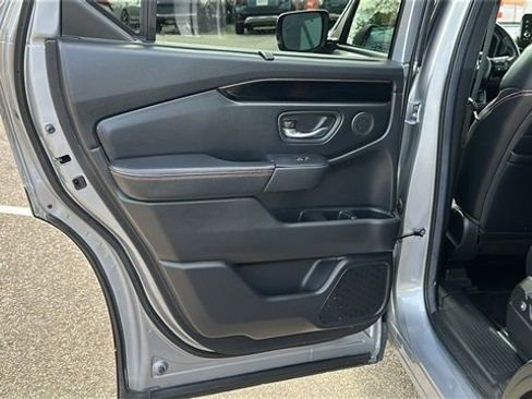 Used 2025 Honda Pilot TrailSport image 23