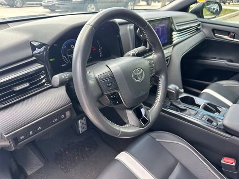 Used 2025 Toyota Camry SE w/ Convenience Package FWD image 9