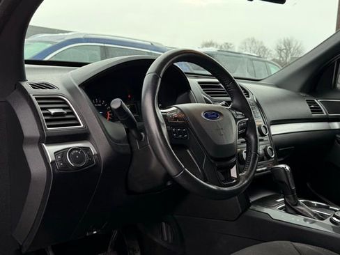 Used 2017 Ford Explorer XLT image 6