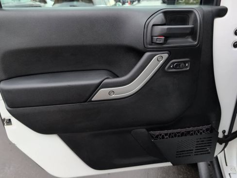 Used 2018 Jeep Wrangler Unlimited Rubicon w/ Cold Weather Group image 14