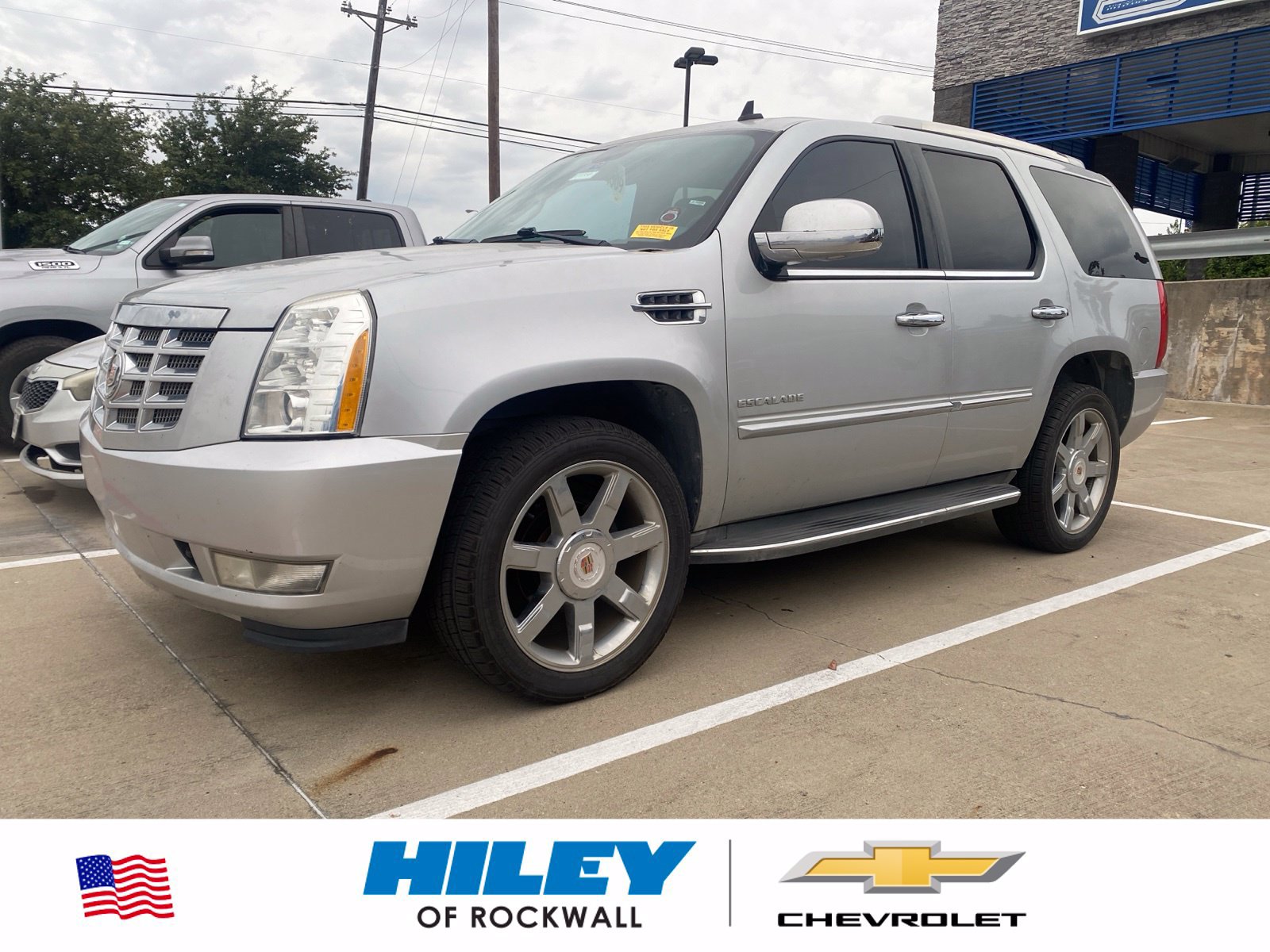Used 2013 Cadillac Escalade Luxury RWD image 1