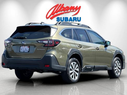 Used 2023 Subaru Outback Premium AWD/4WD image 4