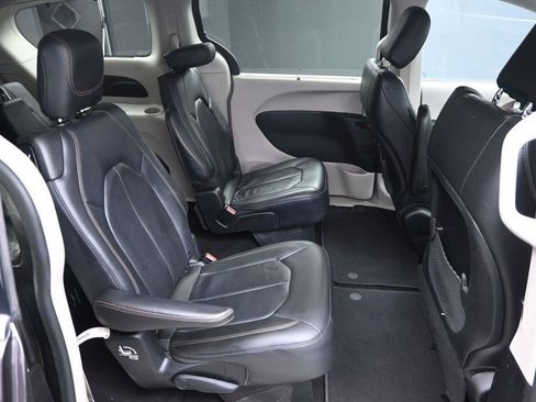 Used 2019 Chrysler Pacifica Touring-L FWD image 35