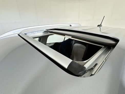 Used 2023 Hyundai Venue SEL FWD image 12