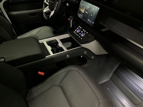 New 2025 Land Rover Defender 130 X-Dynamic SE AWD/4WD image 14