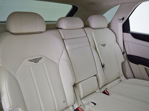 Certified 2023 Bentley Bentayga Plug-In Hybrid AWD/4WD image 32