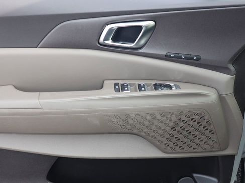 Used 2025 Kia Carnival EX image 26