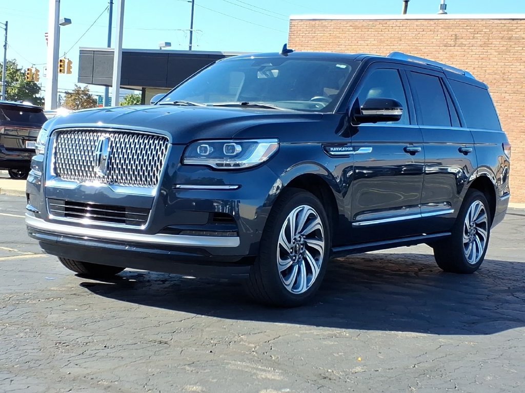 Used 2024 Lincoln Navigator Reserve AWD/4WD image 3