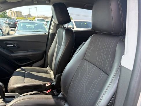 Used 2019 Chevrolet Trax LT w/ LT Convenience Package FWD image 14