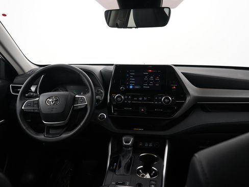 Used 2024 Toyota Highlander XLE image 11