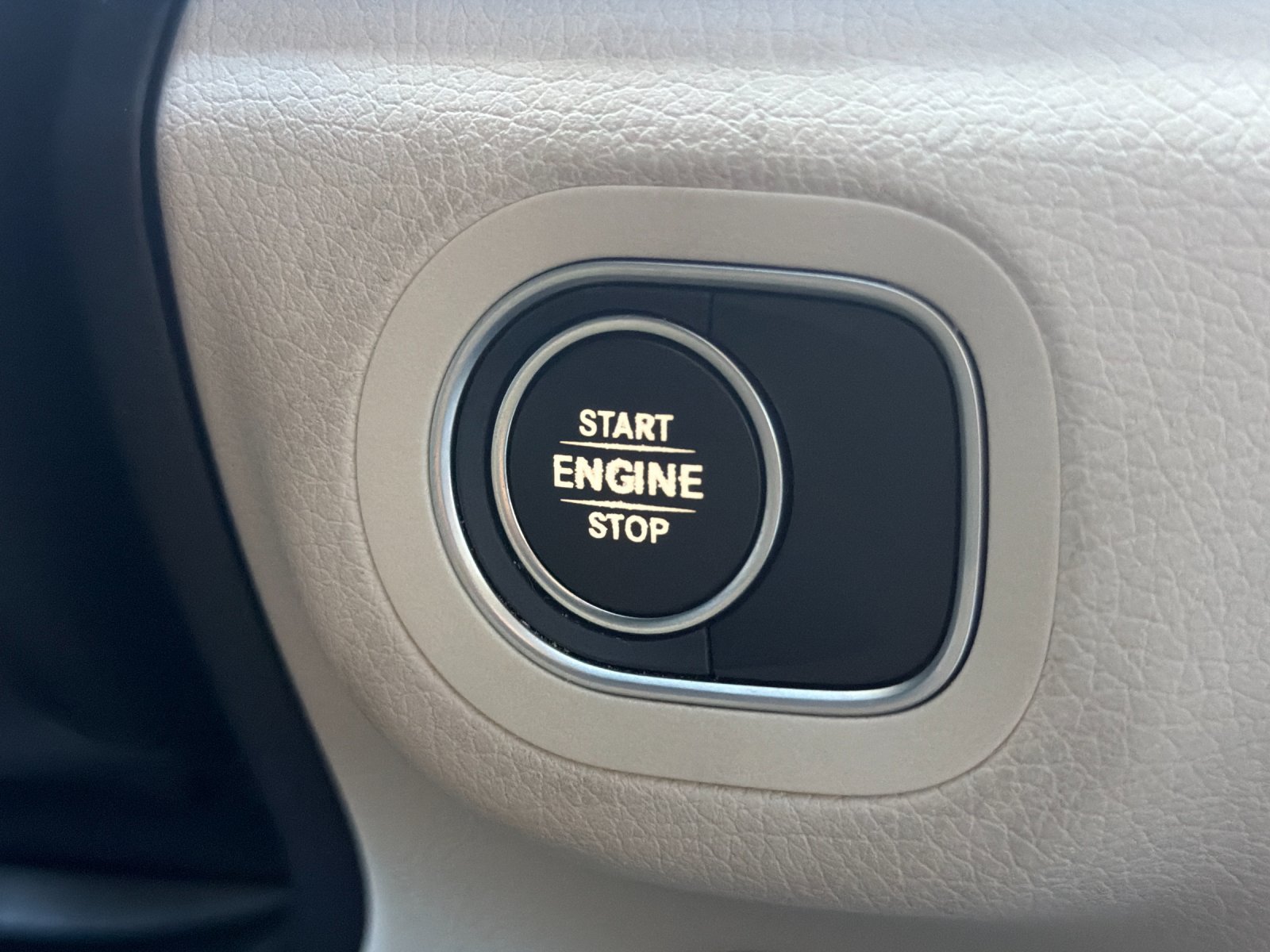 Used 2025 Mercedes-Benz GLE 450e 4MATIC image 17