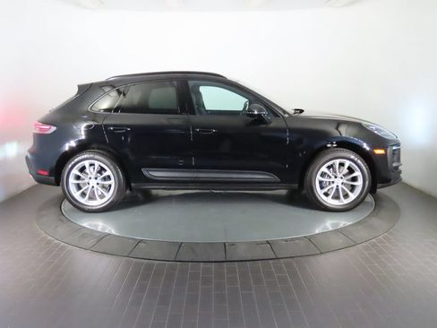 Certified 2025 Porsche Macan AWD/4WD image 8
