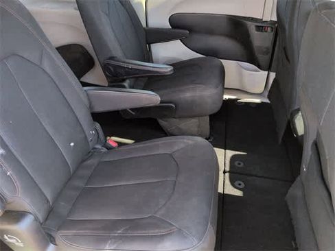 Used 2020 Chrysler Pacifica Touring image 21