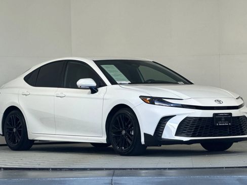 Used 2025 Toyota Camry SE image 7