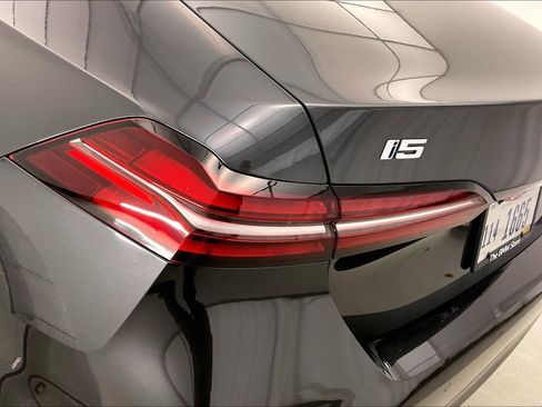 Used 2025 BMW i5 xDrive40 w/ Premium Package image 28