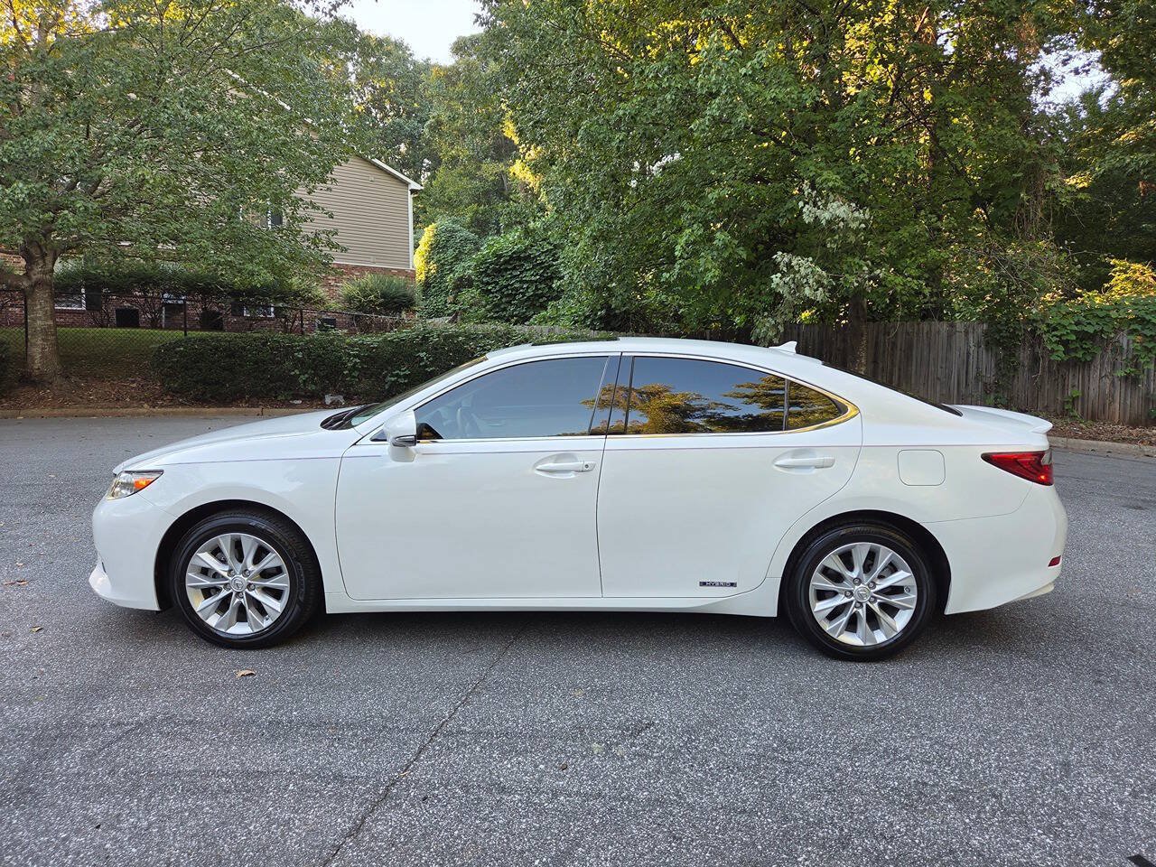 Used 2014 Lexus ES 300h w/ Luxury Package w/Bamboo Trim FWD image 2